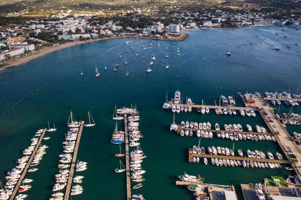 Exploring the Luxury Lifestyle_ What to Expect at Superyacht Marinas